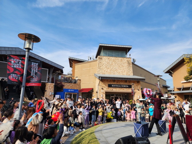 신세계사이먼이 오는 19일과 20일 단 이틀, 여주∙파주∙부산∙시흥 프리미엄 아울렛 등 전점과 여주 프리미엄 빌리지에서 연중 최대 규모의 쇼핑 축제 '슈퍼 새터데이(SUPER SATURDAY)'를 개최한다. © 신세계사이먼