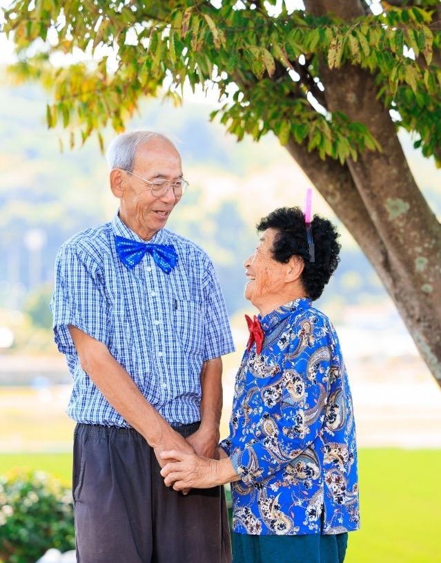 추억을 공유 하고 싶은 마을 친구와 우정사진 촬영을 하고 있는 모습. ⓒ 남해군