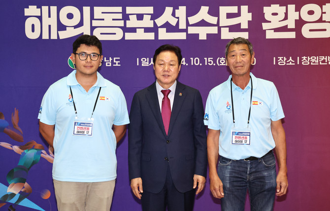 왼쪽부터 아들 알렉스, 박완수 경남도지사, 니콜라스 데몬. ⓒ 경남도