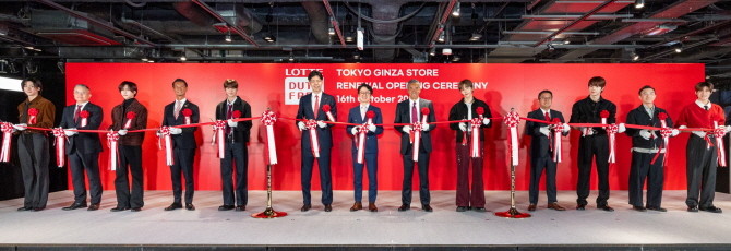롯데면세점이 16일 오전(현지시간) 일본 동경긴자점의 리뉴얼 오픈 기념식을 진행했다. 사진은 김주남 롯데면세점 대표이사(가운데), 신유열 롯데지주 미래성장실장(왼쪽 여섯 번째), 다마쓰카 겐이치 롯데홀딩스 대표이사(오른쪽 여섯 번째), 롯데면세점 모델 라이즈가 리뉴얼 오픈 기념 리본 커팅식을 진행하는 모습. © 롯데면세점