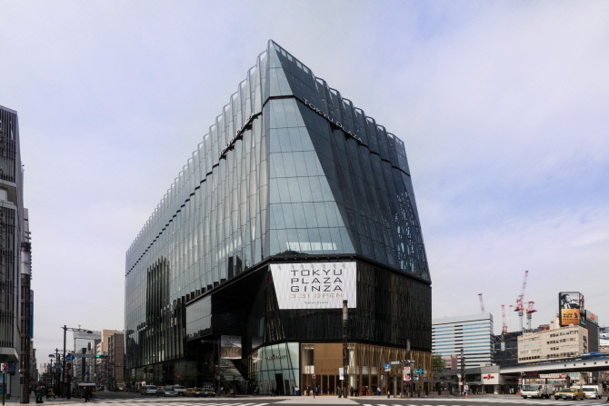 롯데면세점이 16일 오전(현지시간) 일본 동경긴자점의 리뉴얼 오픈 기념식을 진행했다. 사진은 롯데면세점 일본 동경긴자점 외관. © 롯데면세점