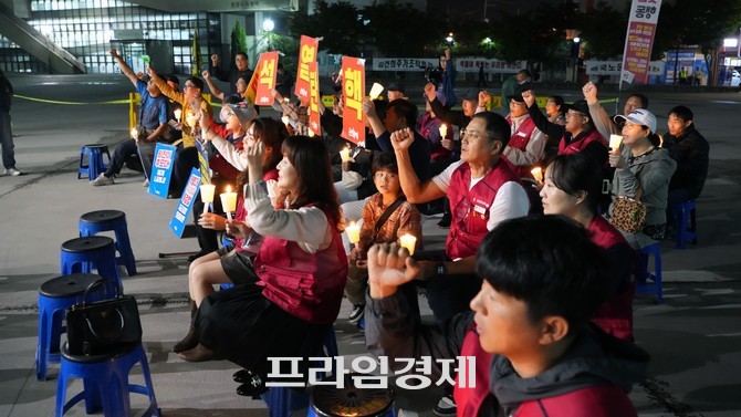 지난 15일 서천 봄의마을에서 2차 촛불행동에서 서천군민들과 '윤석열 퇴진'과 '김건희 구속'을 외치고 있다. ⓒ 프라임경제