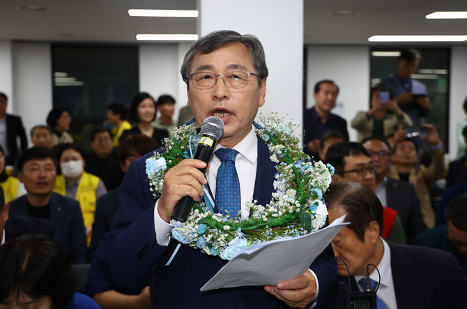 서울시교육감 보궐선거일인 지난 16일 정근식 후보가 서울 마포구에 마련된 사무실에서 당선이 확실시되자 인사말을 하고 있다. ⓒ 연합뉴스
