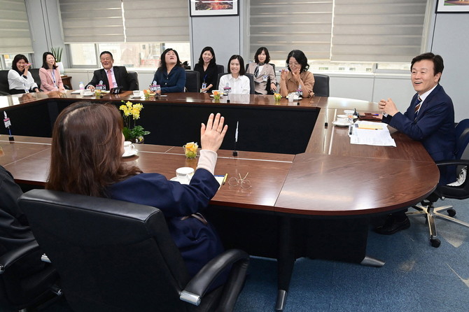 조규일 진주시장이 장학생 학부모들과 10월 데이트를 하고 있다. ⓒ 진주시