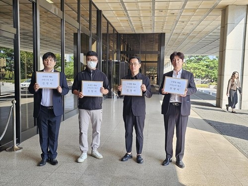17일 오후 검은우산 비상대책위원회가 서울중앙지방검찰청에서 구영배 큐텐그룹 대표를 비롯한 최고 경영진들에 대한 구속 수사를 요청하는 진정서를 제출했다. ⓒ 검은우산 비상대책위원회