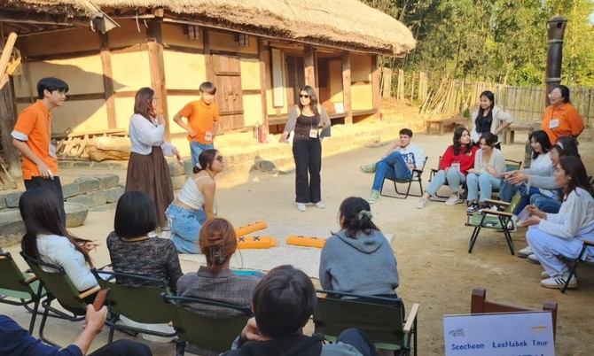지난 12일 1박 2일 일정으로 국내 거주 외국인 학생들을 대상으로 이하복 고택 투어 프로그램을 진행하고 있다. ⓒ 서천군