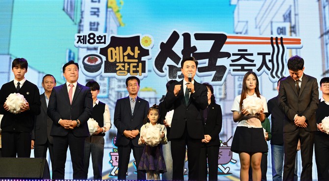 김태흠 충남지사는 지난 17일 예산상설시장 일원에서 열린 '제8회 예산장터 삼국축제' 개막식에 참석해 축사를 하고 있다. ⓒ 충남도