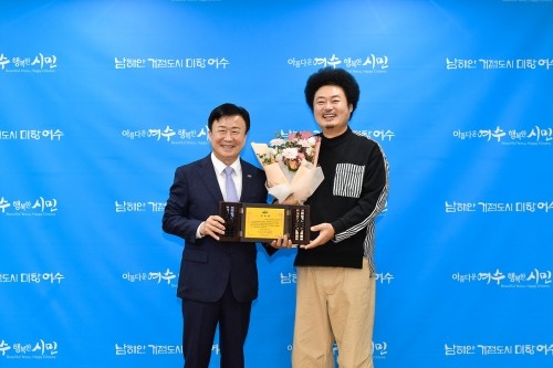 코미디언 윤택을 여수시 홍보대사로 위촉했다. ⓒ 여수시