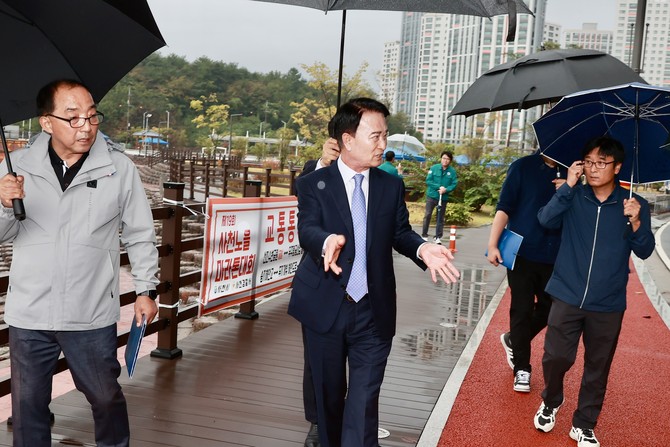 박동식 사천시장이 지역축제 안전점을 실시하고 있다. ⓒ 사천시