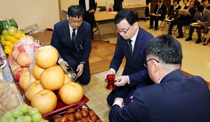 하승철 군수가 위령제 초헌관으로 재배하며 원혼들의 넋을 위로하고 있다. ⓒ 하동군