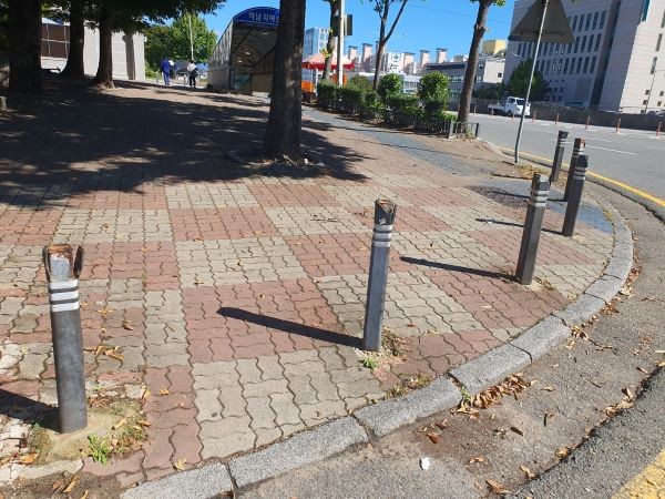 광주 광산구 우산동 산업은행 주변 볼라드. ⓒ 프라임경제