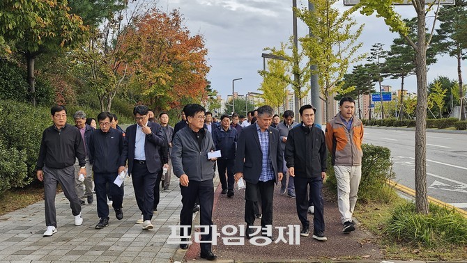 김태흠 지사가 21일 도청 출입 기자단과 함께 홍예공원으로 걸어가고 있다. ⓒ 프라임경제