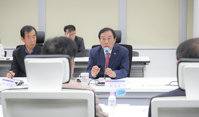 지난 21일 첫번째 일정으로 정책특보와 화훼·조경수 농가 관계자들과 간담회를 개최하고 있는 최민호 세종시장. ⓒ 세종시