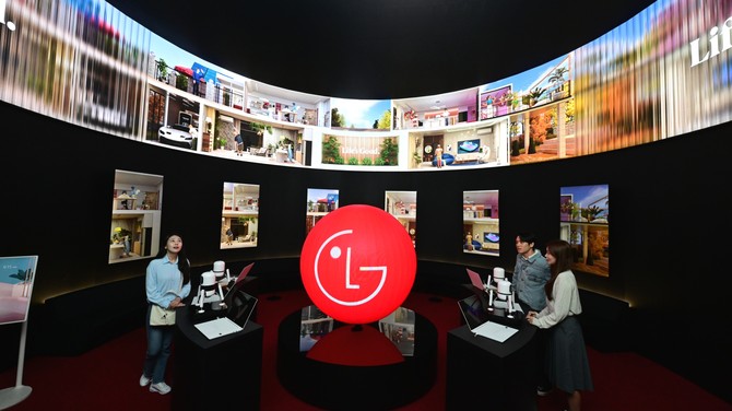 관람객들이 생성형 AI 기반으로 고객의 삶을 업그레이드하는 'LG AI홈' 솔루션 관련 미디어아트를 감상하고 있다. ⓒ LG전자