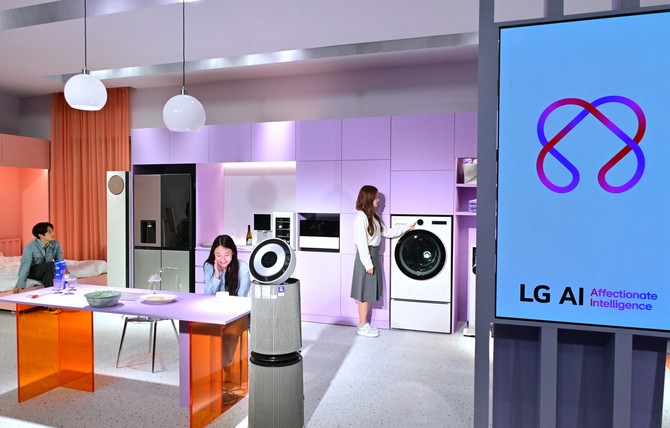 생성형 AI가 탑재한 허브 'LG 씽큐 온'과 대화하며 AI 가전을 동작시키는 편리한 라이프스타일을 체험하는 모습. ⓒ LG전자