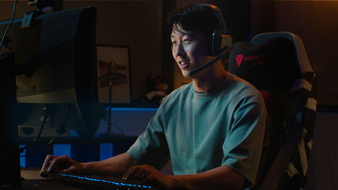 라이엇 게임즈가 자사 PC 다중사용자 온라인 전투 아레나(MOBA) 게임 '리그 오브 레전드(이하 LoL)'를 즐기는 손흥민(토트넘 홋스퍼)의 에피소드를 담은 특별 영상 '경기장에서 소환사의 협곡까지'를 공개했다고 22일 밝혔다. ⓒ 라이엇 게임즈