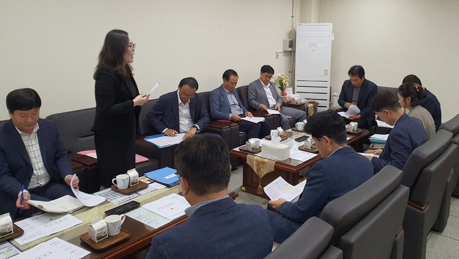 22일 도의회 운영위원회 특위 사무실에서 사전간담회를 열고, 사업 추진 상황을 점검한 뒤 향후 활동 계획을 논의하고 있다. ⓒ 의회사무국