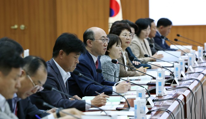 김기영 행정부지사는 22일 도청 대회의실에서 도 실국, 15개 시·군이 자살 예방 관계자 등이 참석한 가운데 '2024 자살예방대책 협업과제 추진상황 보고회'를 개최하고 있다. ⓒ 충남도