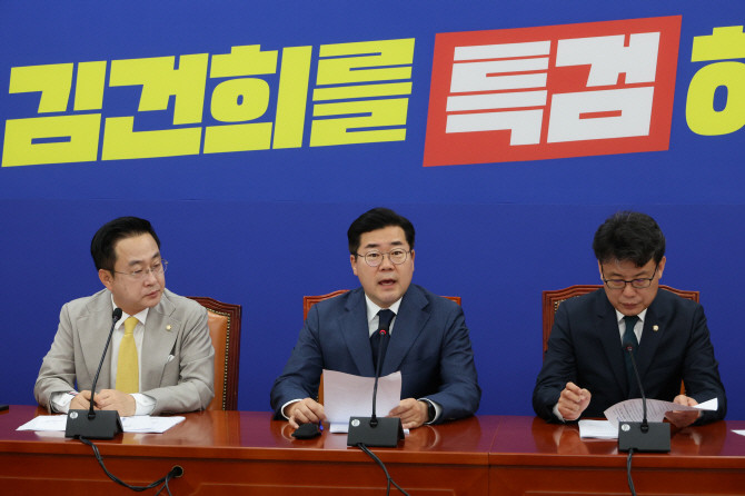 박찬대 더불어민주당 원내대표가 22일 오전 서울 여의도 국회에서 열린 국정감사 대책회의에서 발언하고 있다. ⓒ 연합뉴스