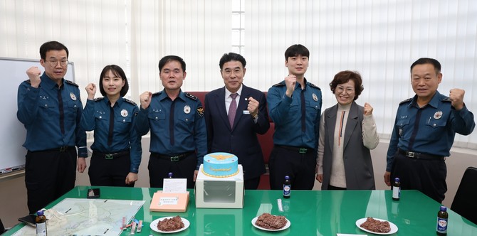 이응우 계룡시장은 제79주년 경찰의 날을 기념해 '응원데이' 행사의 일환으로 계룡지구대를 격려 방문 후기념촬영을 하고 있다. ⓒ 계룡시