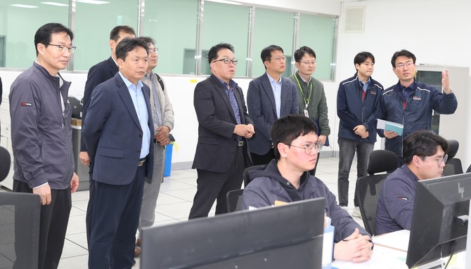 지난 22일 기재부 안상열 재정관리관(차관보)이 청주시 하수처리수 재이용시설 현장방문 모습(앞줄 왼쪽 두번째부터 신병대 청주부시장, 안상열 기재부 재정관리관). ⓒ 청주시