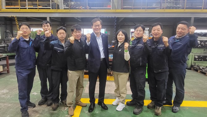 이현우 서부발전 안전경영처장(왼쪽 다섯번째)과 박현숙 청산엔지니어링 대표(오른쪽 네번째) 등 양사 관계자들이 기념촬영을 하고 있다. ⓒ 서부발전