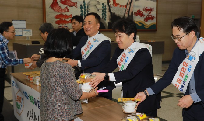 이영준 수협중앙회 경영지원부대표(오른쪽 두번째부터)와 문상철 농협중앙회 홍보실 상무가 23일 수협중앙회 본부 1층 로비에서 '수산물과 함께하는 아침밥 먹기 운동'을 전개하며 '전복 무스비'와 식혜를 임직원들에게 나눠주고 있다. ⓒ 수협중앙회