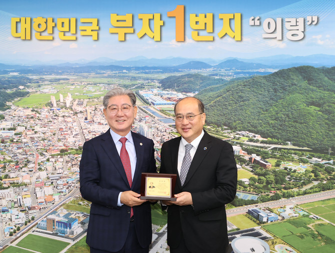 의령군이 소상공인 지원 공로를 인정 받아 경남신용보증재단으로부터 감사패를 받고 있다. ⓒ 의령군