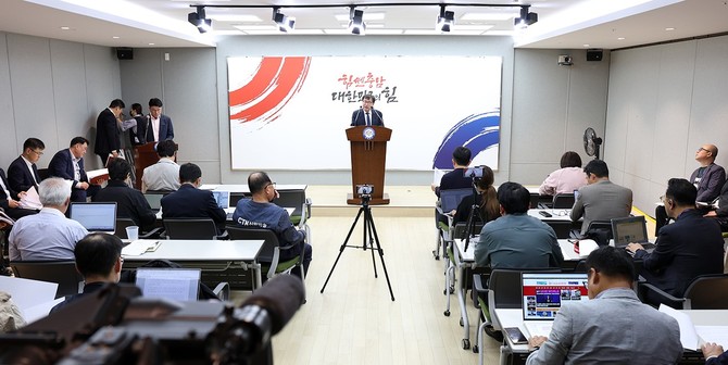 전형식 충남도 정무부지사가 23일 도청 프레스센터에서 열린 기자회견에 서산·보령이 이산화탄소 포집·활용 사업에 선정됐다고 밝혔다. ⓒ 충남도