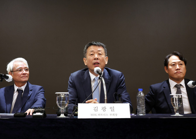 김광일 MBK파트너스 부회장(가운데)이 지난달19일 오전 서울 중구 롯데호텔에서 고려아연 공개매수에 대해 설명하고 있다. ⓒ 연합뉴스