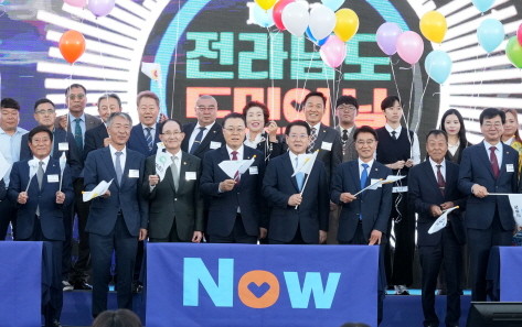 김영록 전라남도지사가 23일 화순공설운동장에서 열린 제28회 도민의 날 기념식에서 시·군대표 도민 등 주요내빈들과 퍼포먼스를 하고 있다. ⓒ전남도