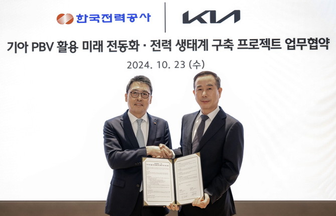 한국전력은 지난 23일 서울 Kia 360에서 기아㈜와 함께 PBV를 활용한 미래 전동화 및 전력 생태계 구축을 위한 업무협약을 체결했다. 왼쪽부터 한전 이준호 안전&영업배전부사장, 기아 국내사업본부장정원정부사장. ⓒ 한전