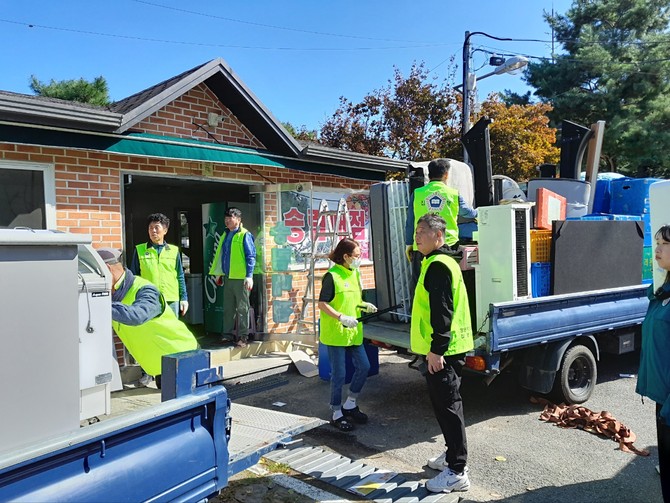하동군이 하동송림공원 불법건축물을 철거하고 있다. ⓒ 하동군