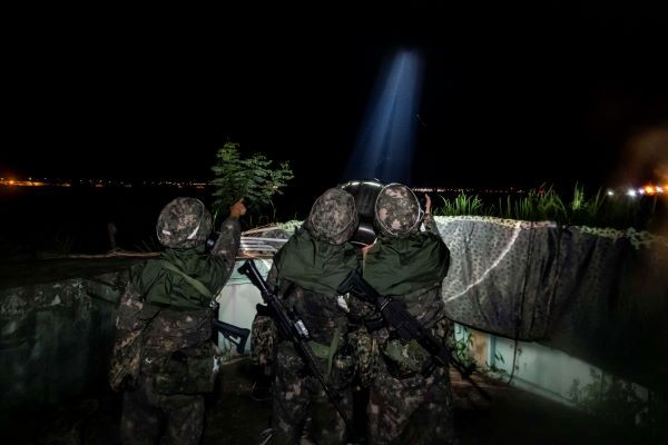 공군 제1전투비행단은 10월 23일(수) 기지 생존성 강화 및 항공작전 수행 보장을 위한 야간 기지방호훈련을 실시했다. 제논탐조로 적 항공기를 추적하고 있다.ⓒ 공군 제1전투비행단