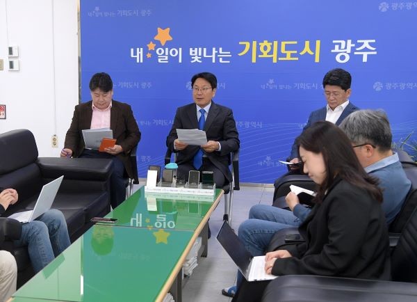 강기정 광주광역시장이 24일 오후 시청 5층 기자실에서 출입기자들과 차담회를 하고 시정 주요현안 등에 대해 설명하고 있다. ⓒ 광주광역시