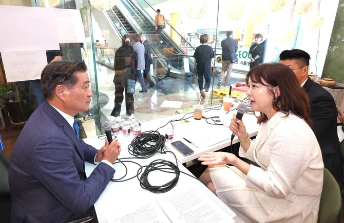 진병영 함양군수가 미주전역에 우수 농식품을 홍보하는 인터뷰를 진행하고 있다. ⓒ 함양군