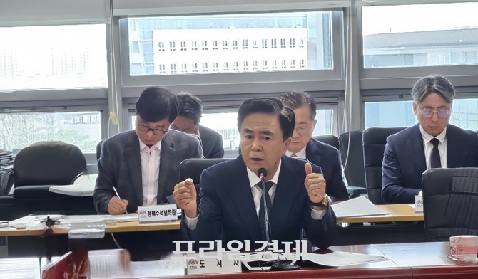 28일 도청 중회의실에서 열린 제68차 실국원장회의에서 김태흠 지사 '아산만 순환열차'를 계기로 베이밸리 메가시티 프로젝트를 더욱 가속화할 것을 주문하고 있다. ⓒ 프라임경제