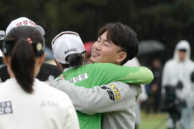 지한솔 프로우 우승을 축하하는 친오빠 지수진씨. ⓒ 석교상사