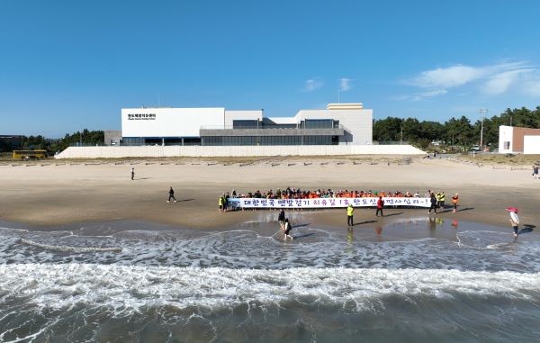 26일 진행된 신지 명사십리 치유길 맨발 걷기 페스티벌에는 400여 명이 참여했다. ⓒ 완도군