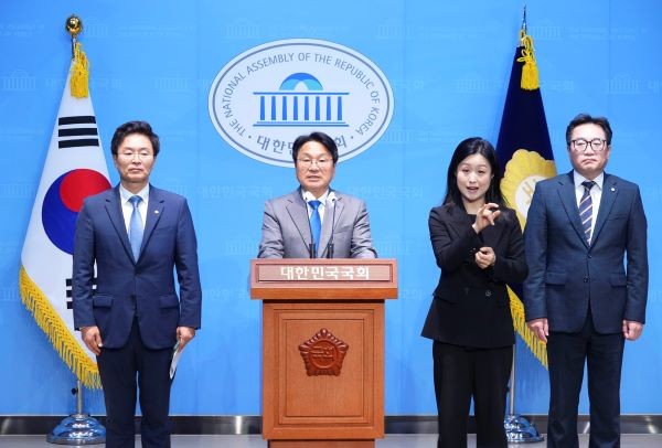 강기정 광주광역시장이 29일 오전 서울 국회 소통관에서 정진욱 국회의원과 공공배달앱 활성화 지원 관련해 기자회견을 하고 있다. ⓒ 광주광역시