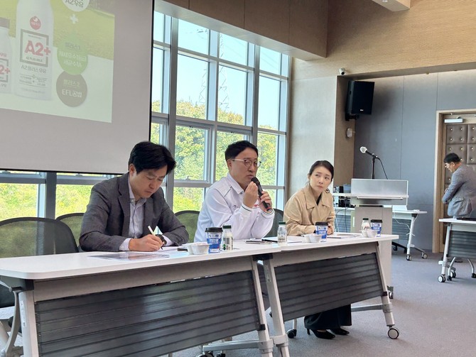 (가운데) 함창본 서울우유 양주공장 공장장이 취재진의 질문에 답하고 있다. =배예진 기자