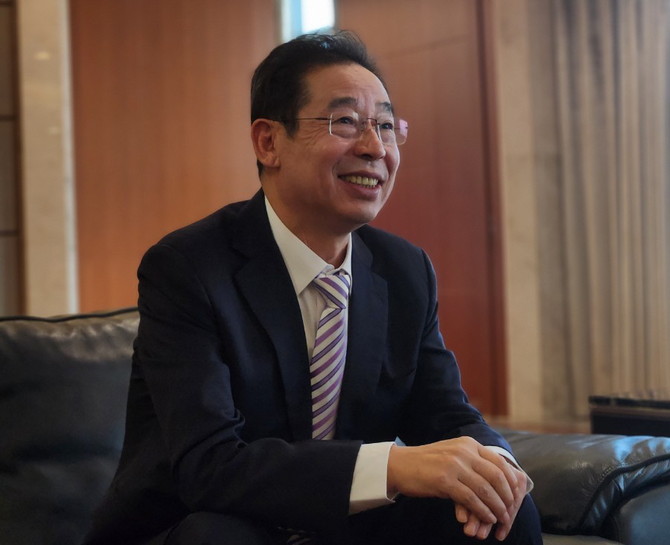 인터뷰를 진행 중인 허위에룬 크리스탈신소재 총괄이사 = 박기훈 기자