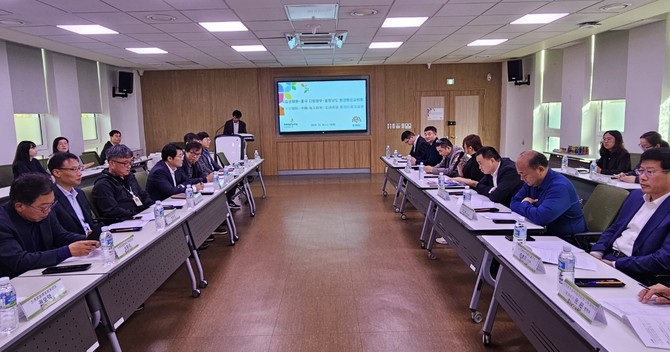 도는 지난 30일 서천 국립생태원에서 중국 장수성, 산둥성, 칭하이성과 생태환경 개선을 위한 정책 공유 및 논의를 위한 환경행정교류회를 진행하고 있다. ⓒ 충남도