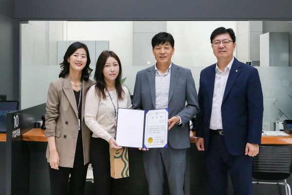 동부경찰서 관계자(사진 왼쪽에서 세번째)가 보이스피싱을 예방한 광주은행 직원(사진 왼쪽에서 두번째)에게 감사장을 전달하고 있다. ⓒ 광주은행