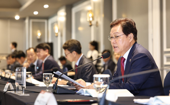 박완수 경남도지사가 국민의힘 경남도당 국회의원들에게 2025년 국비확보를 위한 협력을 요청하고 있다. ⓒ 경남도