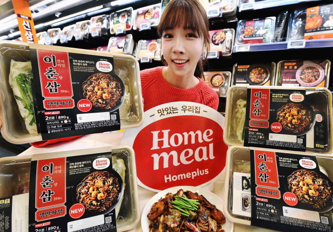홈플러스가 PB라면 메가 히트작 중 하나인 '이춘삼' 짜장라면의 아성을 이어갈 신제품 '홈밀 이춘삼 쟁반짜장'을 출시했다. © 홈플러스