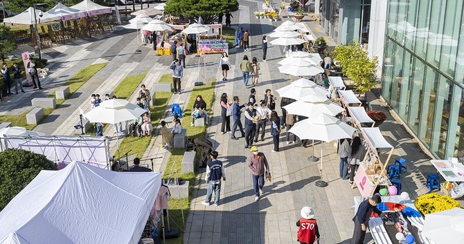한국중부발전 본사 앞마당에서 보령시 지역농산물 직거래 플리마켓이 열리고 있다. ⓒ 한국중부발전