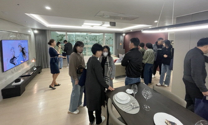 전용면적 84㎡A 타입의 거실 내부. = 박선린 기자