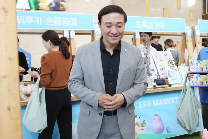 신한카드는 사회적협동조합, 비영리기관, 친환경 업체의 상품 및 결연마을의 농축산물을 소개하고 판매를 지원하는 세번째 '신한카드 ESG 마켓'을 개최했다고 1일 밝혔다. ⓒ 신한카드