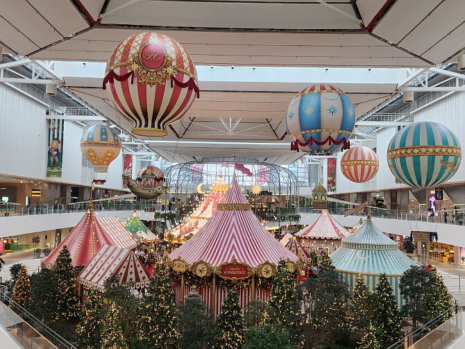 현대백화점 더현대 서울 5층 사운즈 포레스트에 조성된 '움직이는 대극장' 전경. = 추민선 기자